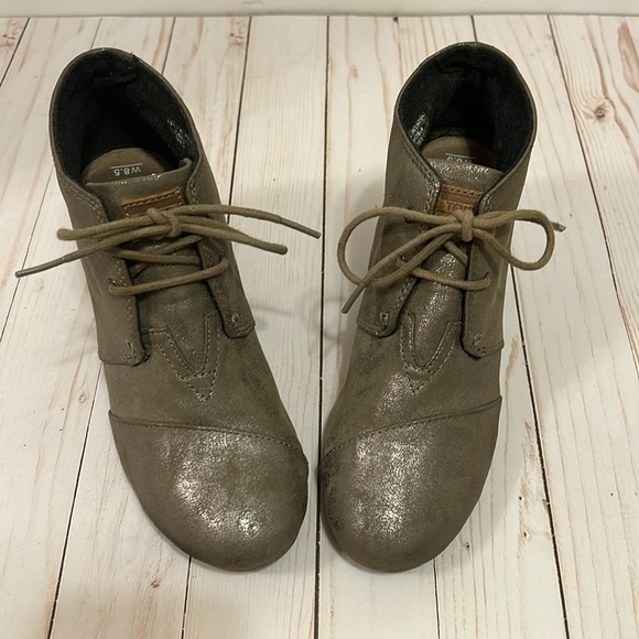 Toms Taupe Metallic Vegan Leather  Wedge Lace up Ankle Booties Women’s 8.5 - Picture 2 of 12